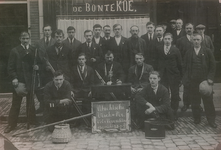 862773 Groepsportret van de leden van de 'Utrechtsche Visch Vereeniging Vol Verwachting', voor het café De Bonte Koe ...